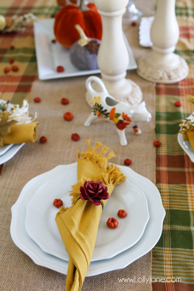 Easy Fall Tablescape! Check out these quick tips on how to make the perfect place settings for holiday entertaining!