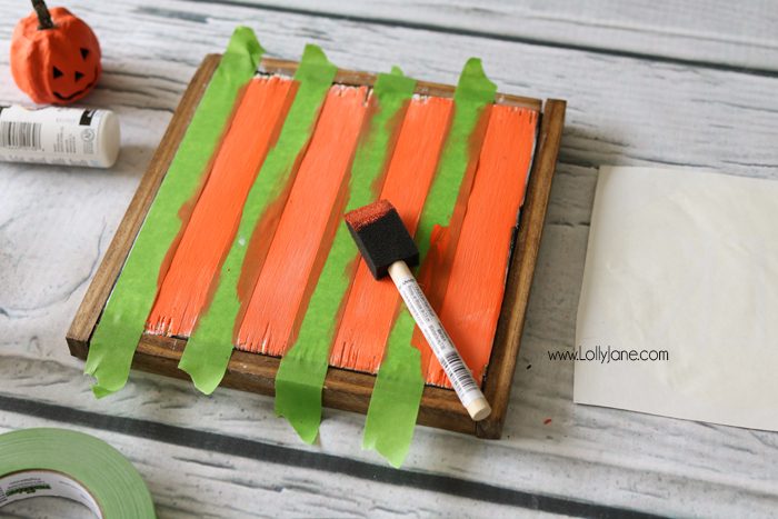 Easy DIY Halloween striped "Eek!" sign.. super cute for the spooky holiday and includes cut file to make your own!