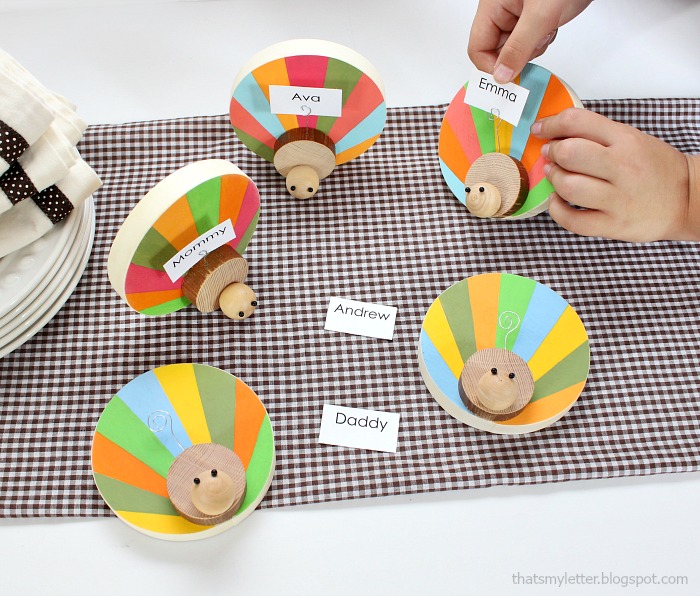 DIY Wood Turkey Place Card Holder. Love this cute Thankgiving craft idea! Such a fun way to display Thanksgiving place cards!