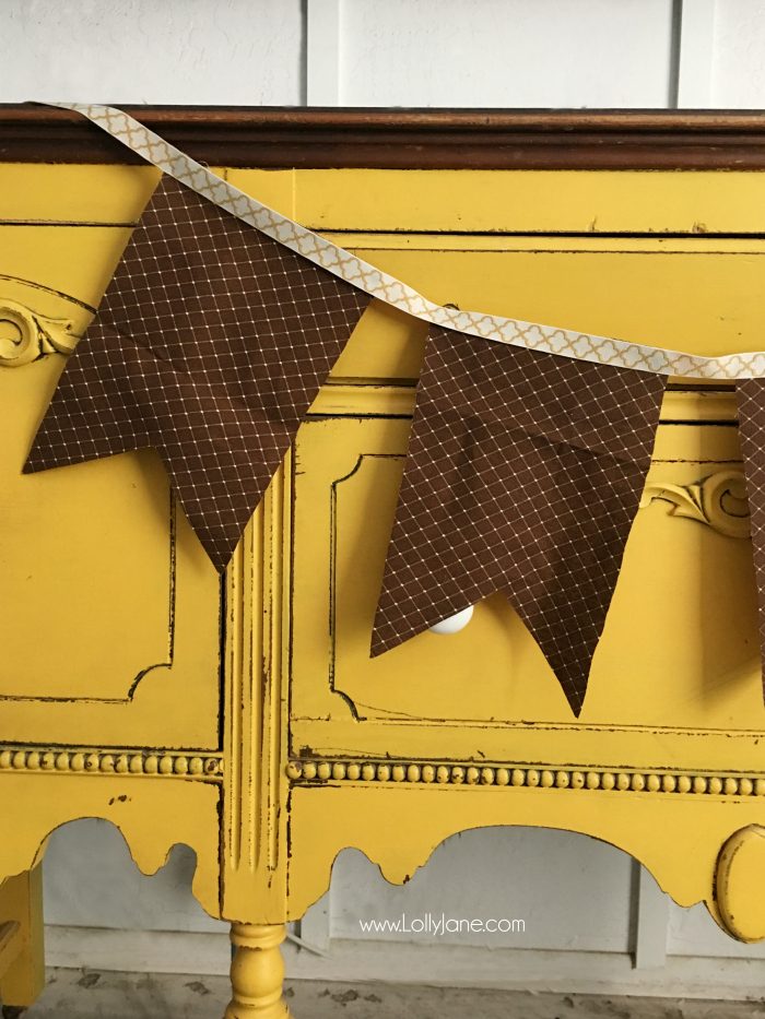 Fabric and Wood Give Thanks bunting tutorial | Make this easy fall bunting, cute Thanksgiving decor idea! Love this easy DIY bunting!