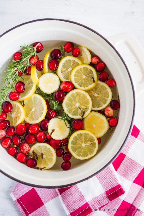 Easy Citrus Holiday Stovetop Potpourri recipe. Fill your home with the yummy smells of the holidays! Love this natural air freshener to spice up your holiday by simmering these simple ingredients.