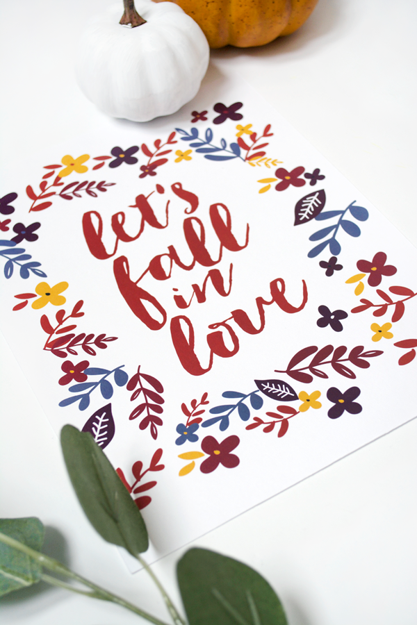 Let's Fall in Love FREE PRINTABLE | Adore this fall in love free fall print, such a cute digital download home decor idea.