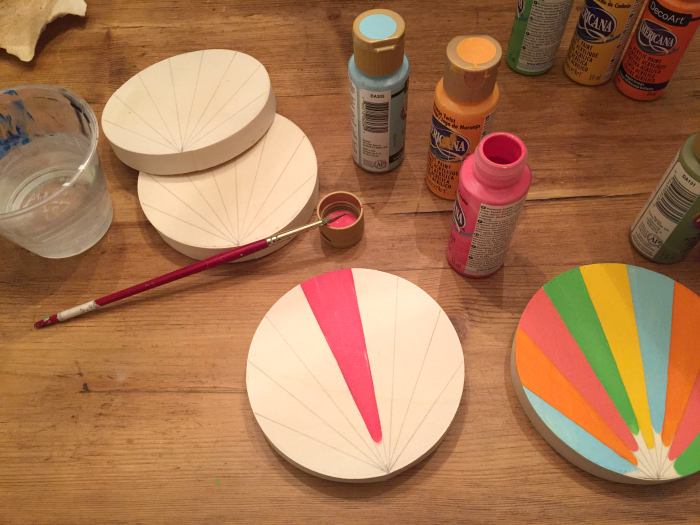 DIY Wood Turkey Place Card Holder. Love this cute Thankgiving craft idea! Such a fun way to display Thanksgiving place cards!