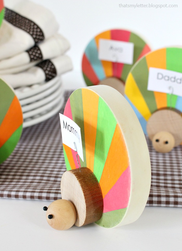 DIY Wood Turkey Place Card Holder. Love this cute Thankgiving craft idea! Such a fun way to display Thanksgiving place cards!