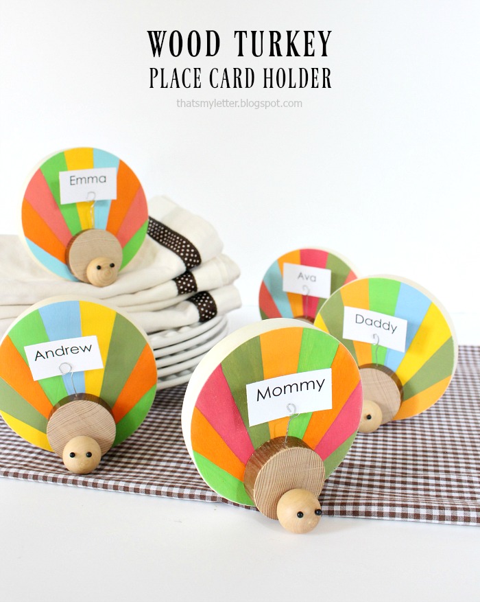 DIY Wood Turkey Place Card Holder. Love this cute Thankgiving craft idea! Such a fun way to display Thanksgiving place cards!