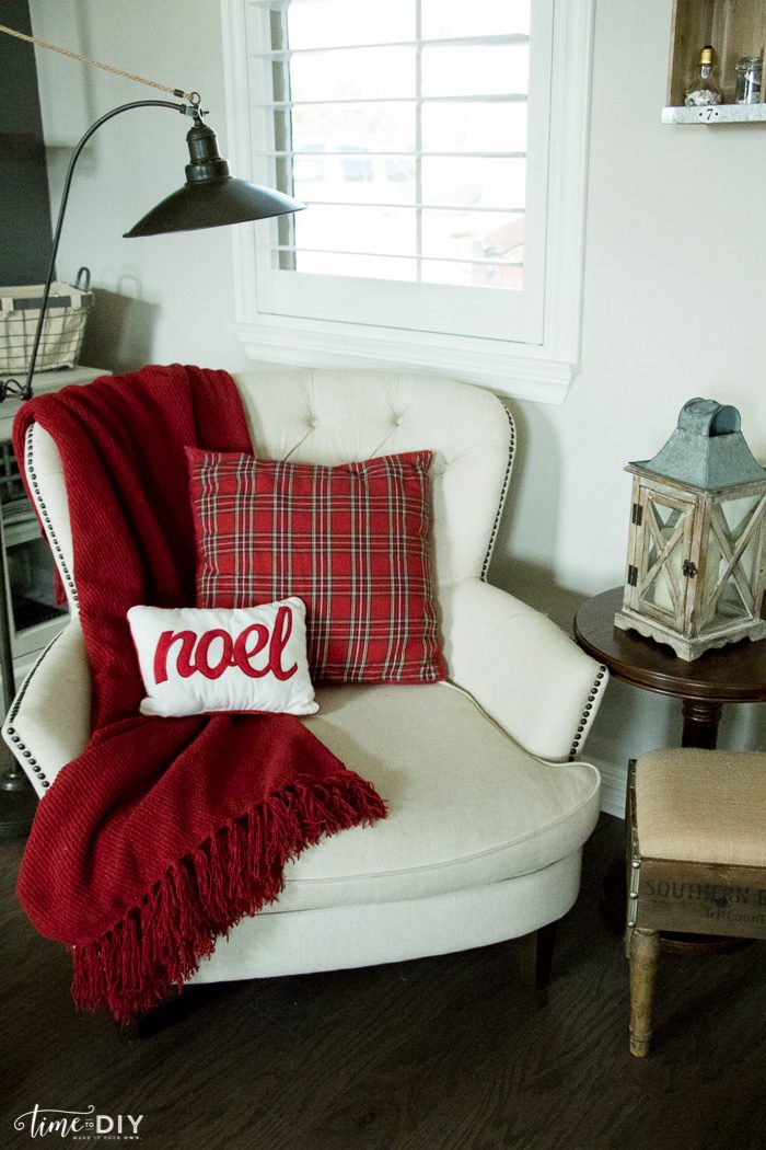 Love this no sew Christmas pillow tutorial. Such a cute plaid Christmas pillow! Love this DIY no sew Christmas pillow! Cute Christmas decor!