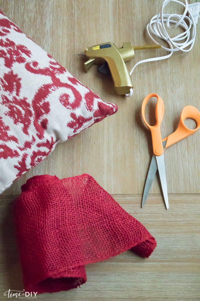 Love this no sew Christmas pillow tutorial. Such a cute plaid Christmas pillow! Love this DIY no sew Christmas pillow! Cute Christmas decor!