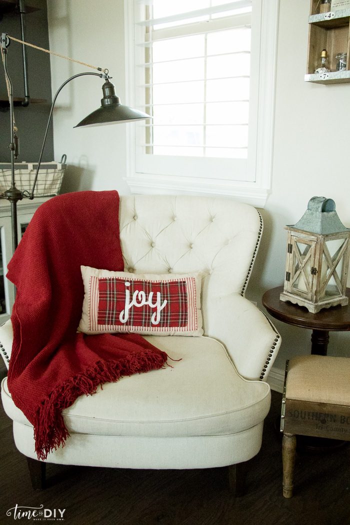 Love this no sew Christmas pillow tutorial. Such a cute plaid Christmas pillow! Love this DIY no sew Christmas pillow! Cute Christmas decor!