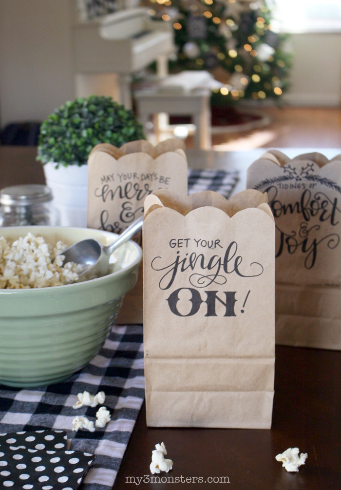 Handlettered Christmas treat bag printables. So cute! Print these handlettered holiday bags on your own printer for easy Christmas treat bags!