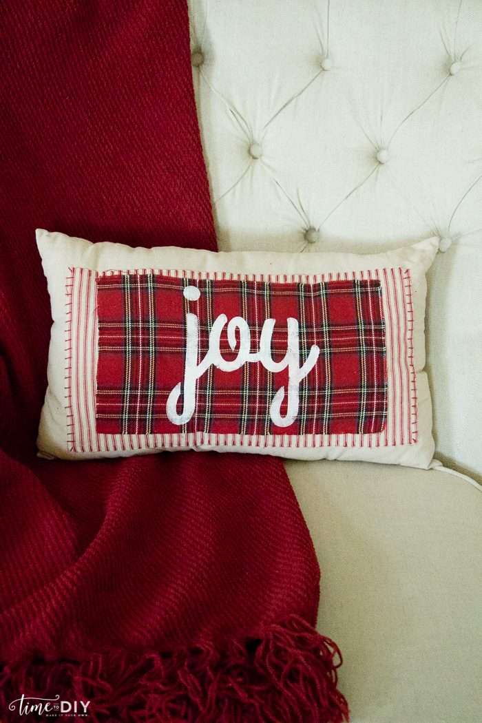 Love this no sew Christmas pillow tutorial. Such a cute plaid Christmas pillow! Love this DIY no sew Christmas pillow! Cute Christmas decor!