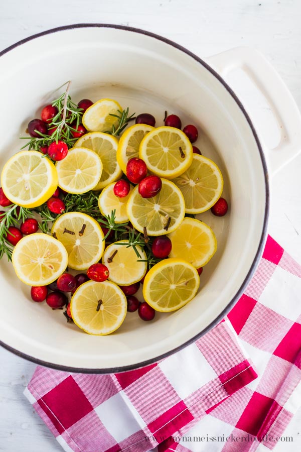 Easy Citrus Holiday Stovetop Potpourri recipe. Fill your home with the yummy smells of the holidays! Love this natural air freshener to spice up your holiday by simmering these simple ingredients.