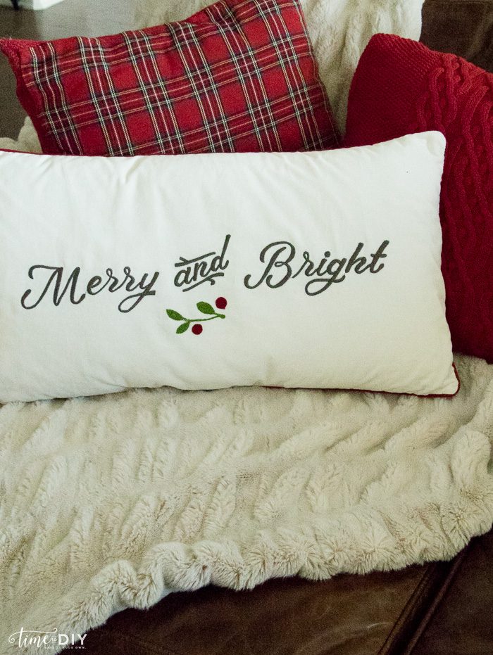 Love this no sew Christmas pillow tutorial. Such a cute plaid Christmas pillow! Love this DIY no sew Christmas pillow! Cute Christmas decor!