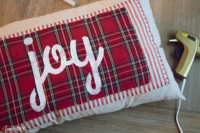 Love this no sew Christmas pillow tutorial. Such a cute plaid Christmas pillow! Love this DIY no sew Christmas pillow! Cute Christmas decor!