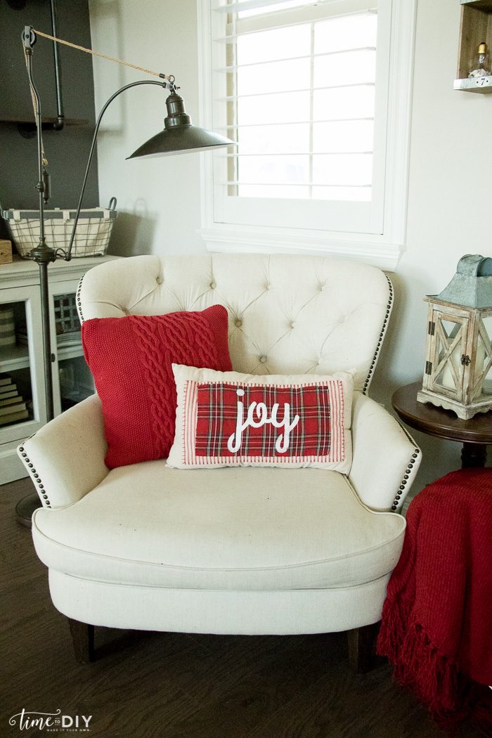 Love this no sew Christmas pillow tutorial. Such a cute plaid Christmas pillow! Love this DIY no sew Christmas pillow! Cute Christmas decor!