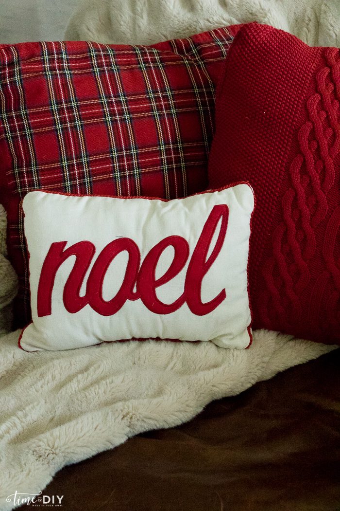 Diy christmas outlet pillows no sew