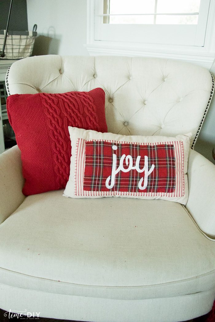 Love this no sew Christmas pillow tutorial. Such a cute plaid Christmas pillow! Love this DIY no sew Christmas pillow! Cute Christmas decor!