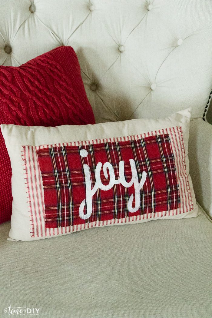 Love this no sew Christmas pillow tutorial. Such a cute plaid Christmas pillow! Love this DIY no sew Christmas pillow! Cute Christmas decor!