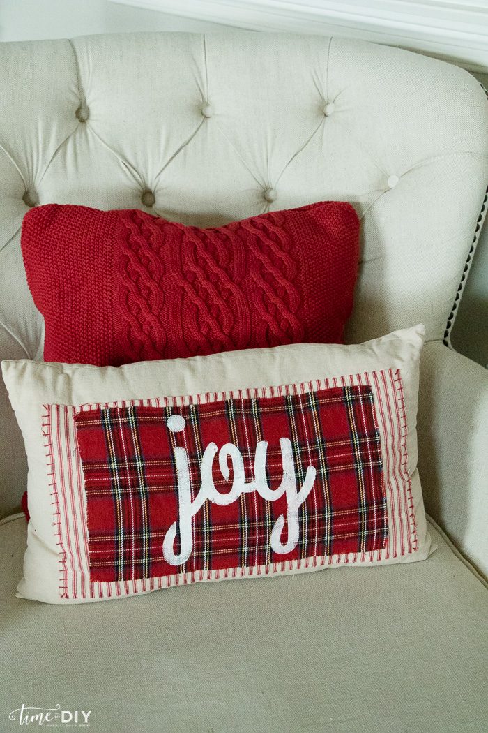 Love this no sew Christmas pillow tutorial. Such a cute plaid Christmas pillow! Love this DIY no sew Christmas pillow! Cute Christmas decor!