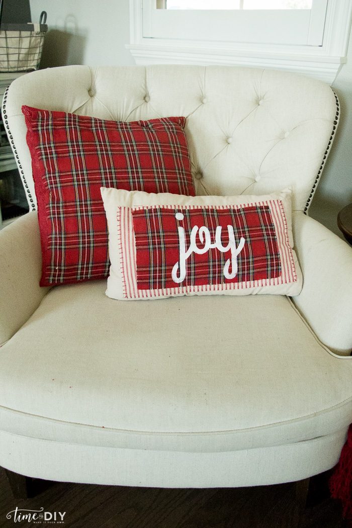 Love this no sew Christmas pillow tutorial. Such a cute plaid Christmas pillow! Love this DIY no sew Christmas pillow! Cute Christmas decor!