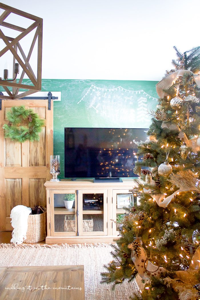 Farmhouse Winter Chalkboard Wall tutorial, so cute and easy to copy!