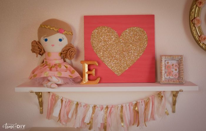 Cutest Gallery Wall Ideas, perfect for a nursery or girls room. Darling!