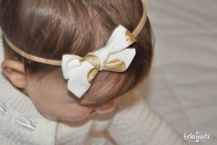 A hair bow tutorial for sewing bows that can be attached to a headband or hair clip. Adjust for any age and fun to personalize. Sewing for beginners to any level!