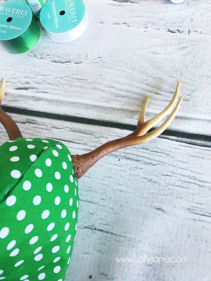 Fabric Reindeer Head wall art. Such a fun way to use Waverly fabric during the holidays!