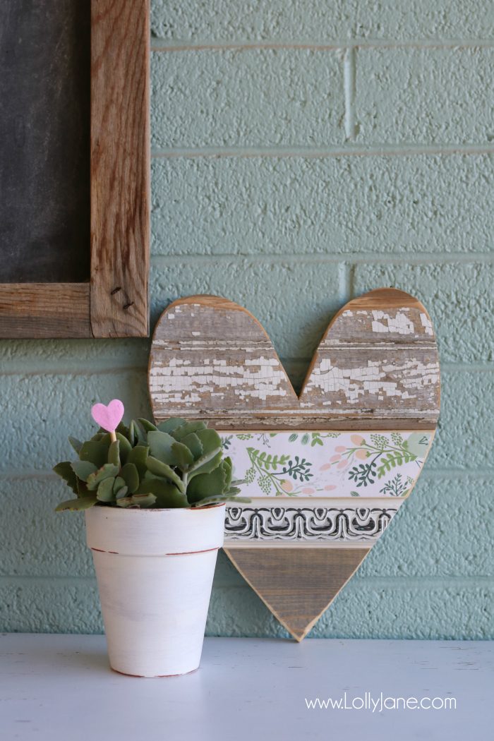 Simple Valentine's Day porch decor. Love this colorful front porch with pops of pink and red for Valentine's Day outdoor decor ideas.