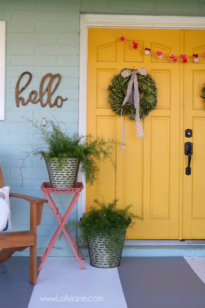 Simple Valentine's Day porch decor. Love this colorful front porch with pops of pink and red for Valentine's Day outdoor decor ideas.