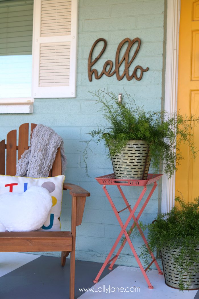 Simple Valentine's Day porch decor. Love this colorful front porch with pops of pink and red for Valentine's Day outdoor decor ideas.