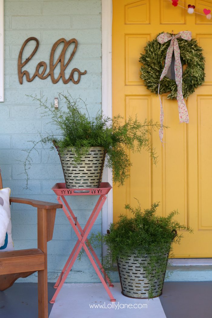 Simple Valentine's Day porch decor. Love this colorful front porch with pops of pink and red for Valentine's Day outdoor decor ideas.