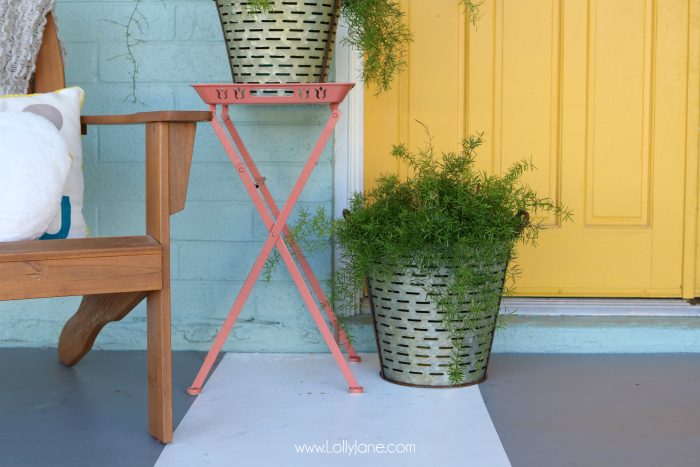 Simple Valentine's Day porch decor. Love this colorful front porch with pops of pink and red for Valentine's Day outdoor decor ideas.