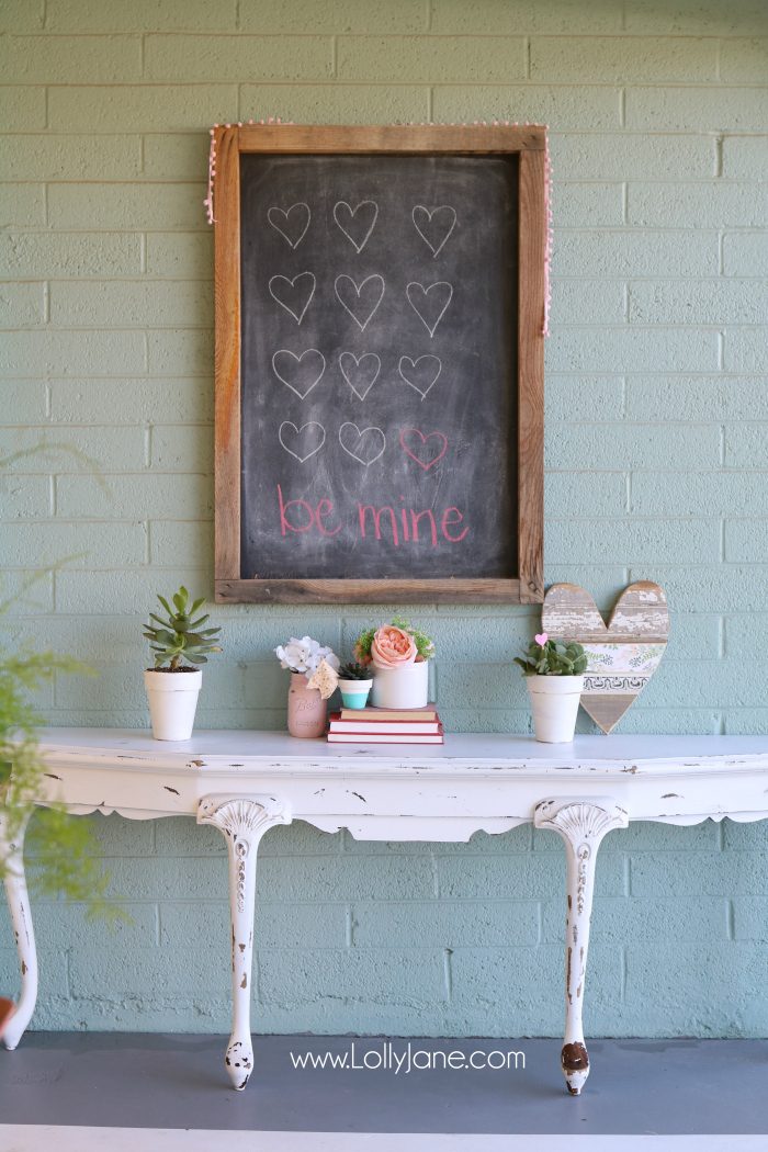 Simple Valentine's Day porch decor. Love this colorful front porch with pops of pink and red for Valentine's Day outdoor decor ideas.