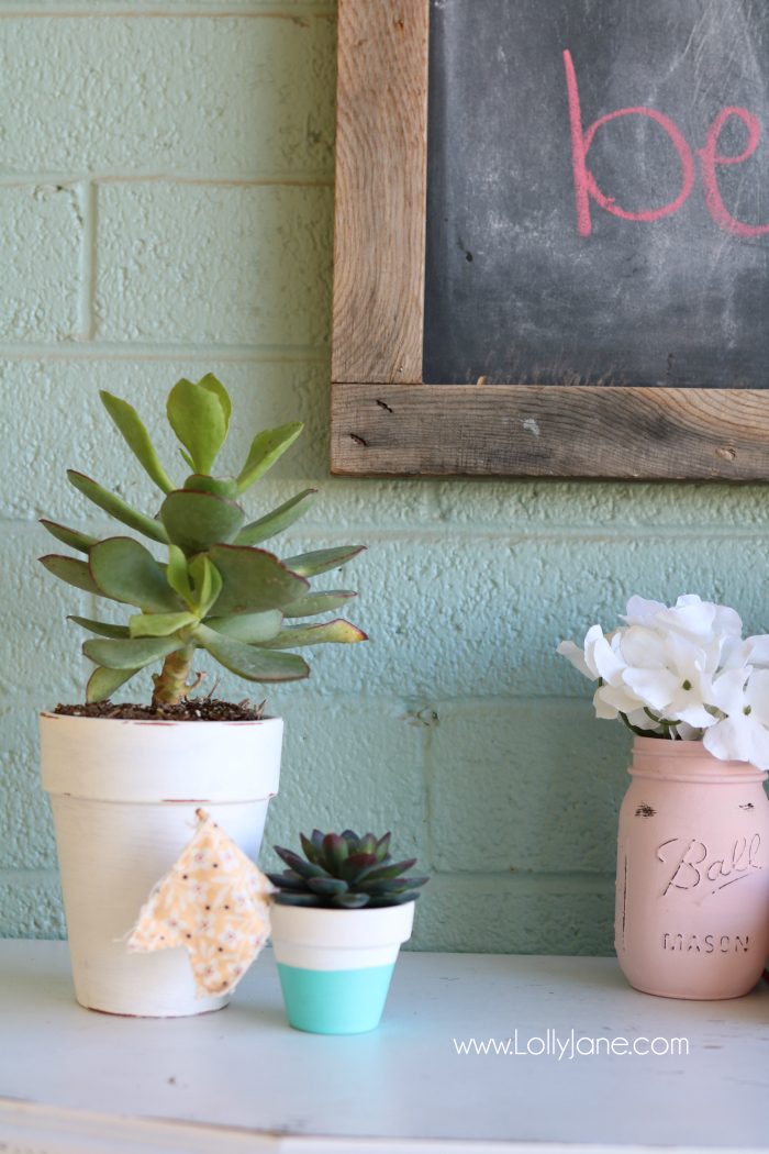 Simple Valentine's Day porch decor. Love this colorful front porch with pops of pink and red for Valentine's Day outdoor decor ideas.