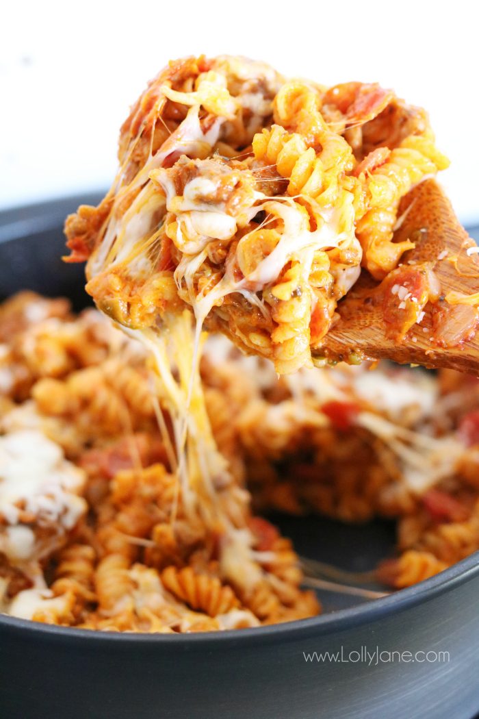 his easy One Pot Pizza Pasta is a breeze to whip up. Your family will go crazy for the flavor and Mom loves the easy cleanup!