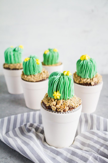 How to decorate cactus cupcakes! So cute!