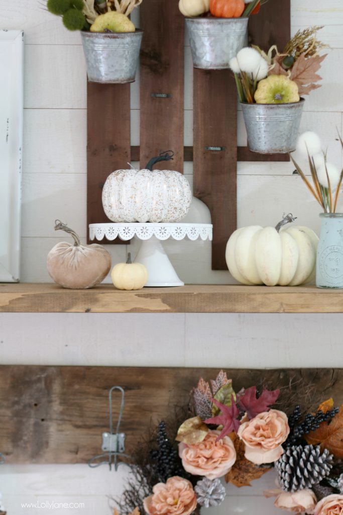 Easy tips for decorating a fall entryway, so pretty and cozy! 