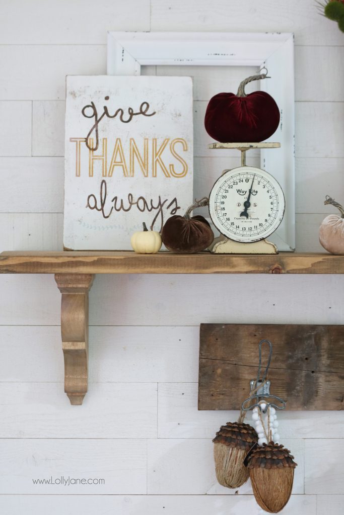 Love this "Give Thanks Always" sign mixed in with these pretty fall accessories! Click to see how to style a fall mantel in no time!