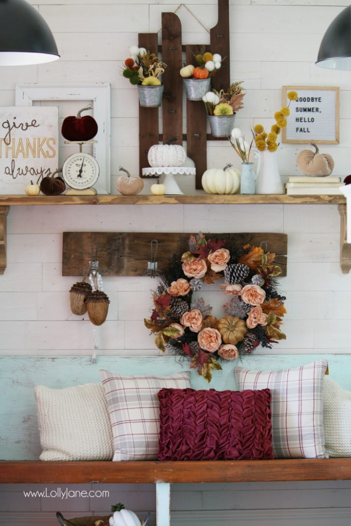 Neutral fall decoration ideas. Love these easy fall decor ideas, such pretty pieces! No DIY required, fall staging ideas.