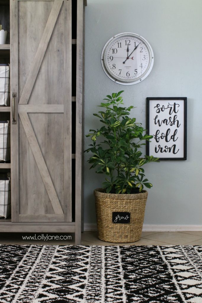 Farmhouse laundry room before after! LOVE this laundry room makeover, wow! Such cute farmhouse accessories!