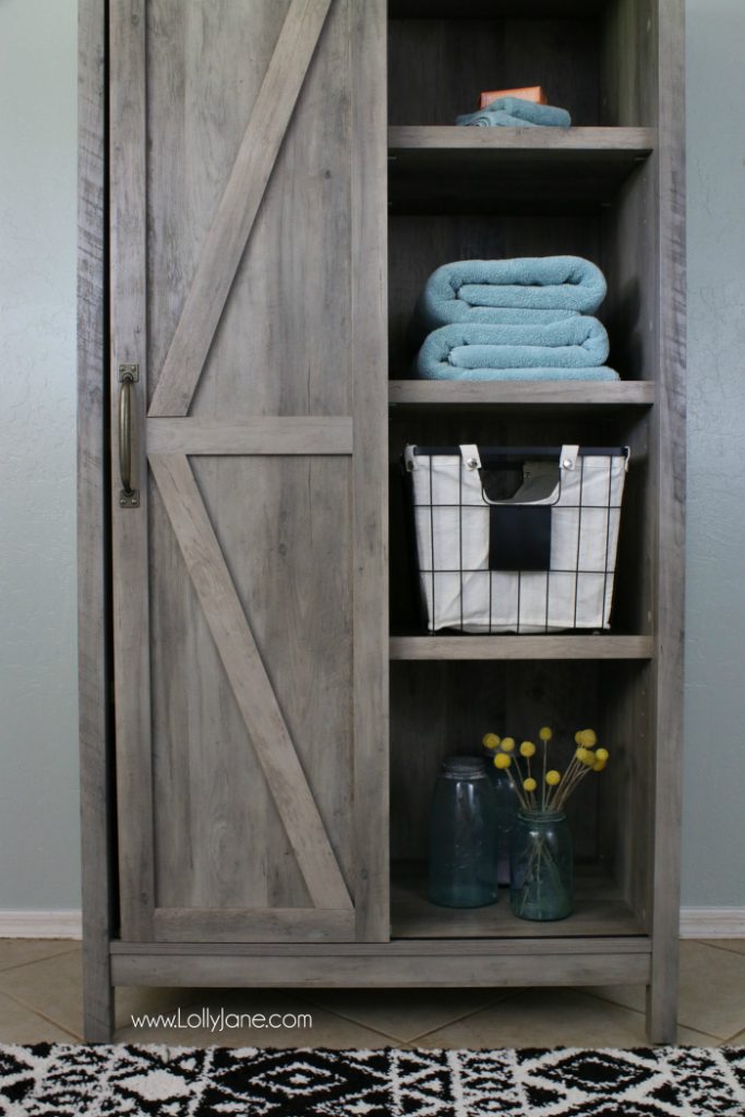 Laundry room makeover | Love this laundry room before after makeover! Such a cute farmhouse laundry room!