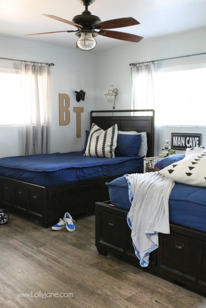 Gray and navy boys bedroom decor ideas. Easy ways to decorate a shared boys bedroom, easy ways to decorate this boys room!