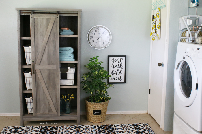 Easy ways to decorate your laundry room without breaking the bank! LOVE this small laundry room makeover. Cute modern farmhouse laundry room decor ideas!