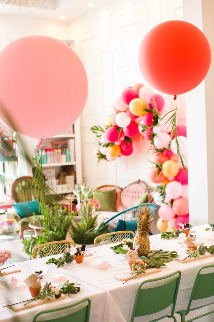 Lolly Jane Queen Bee craft night recap! Such a fun craft night full of cute crafts, yummy desserts, cute decor and an easy dinner. Love this fun craft night girls night out!