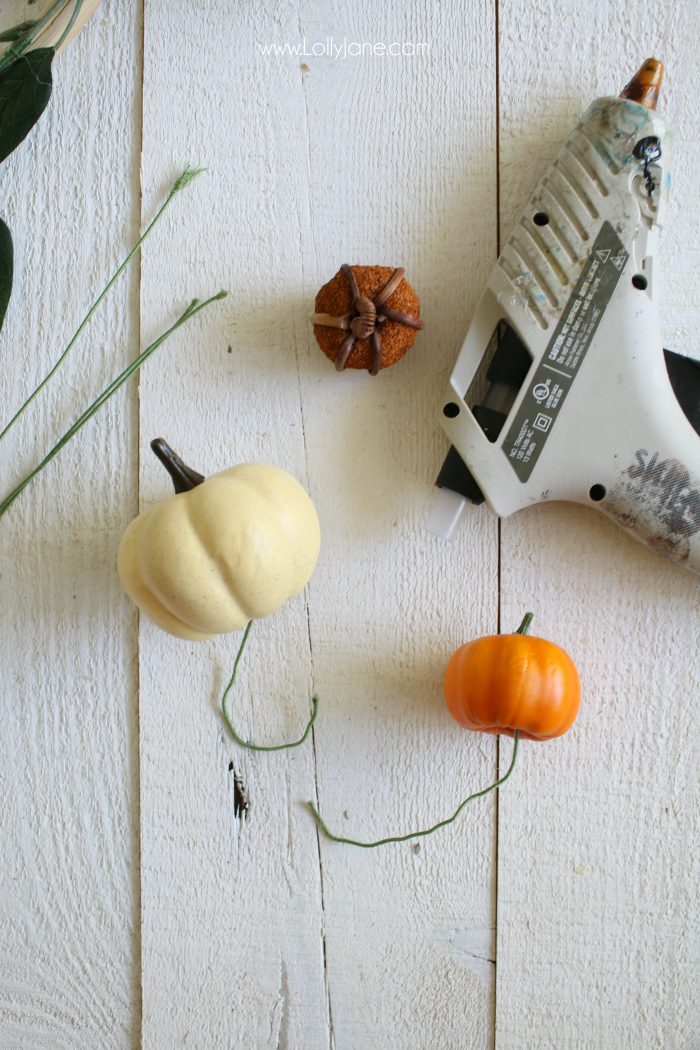 Okay this little pumpkin embroidery hoop wreath is too stinkin cute! And so easy to make! Love a fast fall craft, easy fall home decor idea!