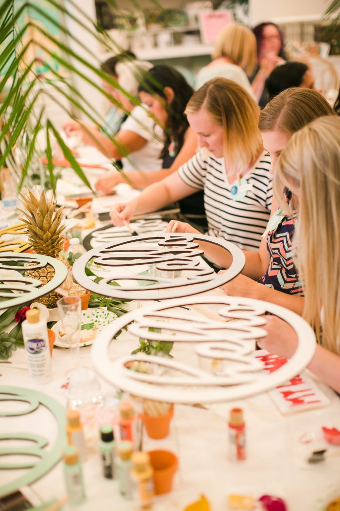 Lolly Jane Queen Bee craft night recap! Such a fun craft night full of cute crafts, yummy desserts, cute decor and an easy dinner. Love this fun craft night girls night out!