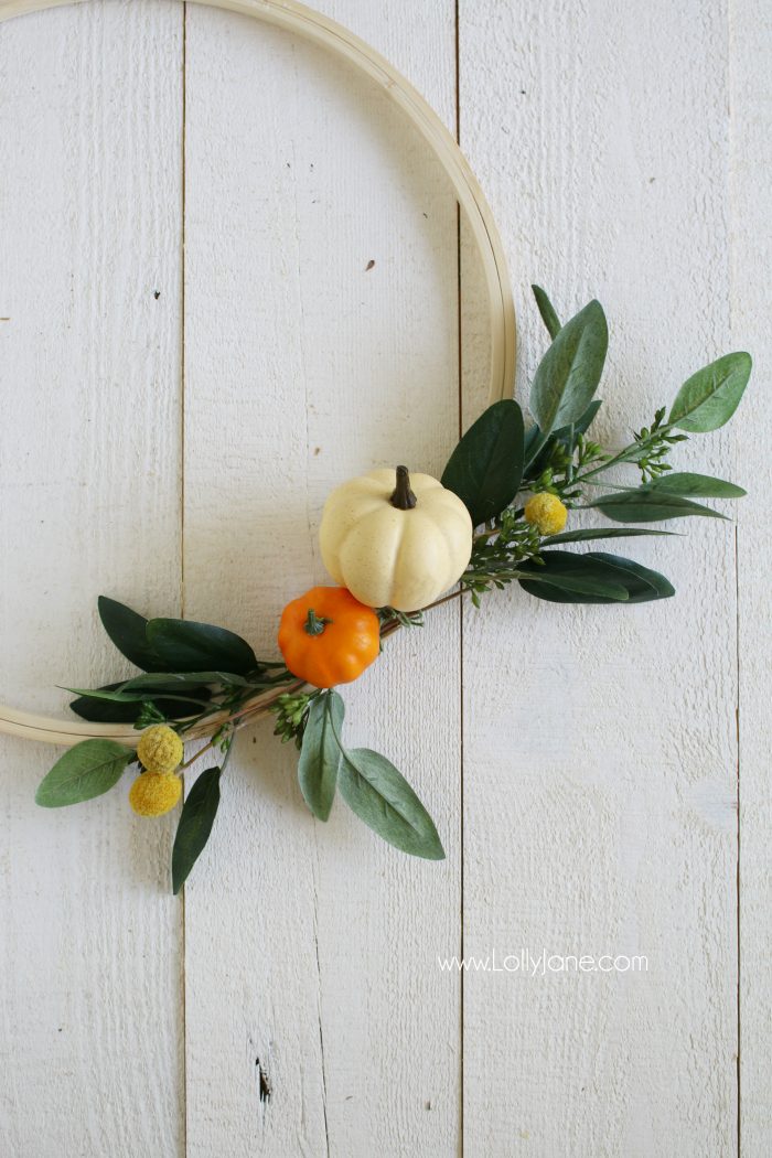 Easy to make pumpkin embroidery hoop wreath! Such an easy fall craft! Love this easy fall wreath tutorial. How to make an embroidery hoop wreath.