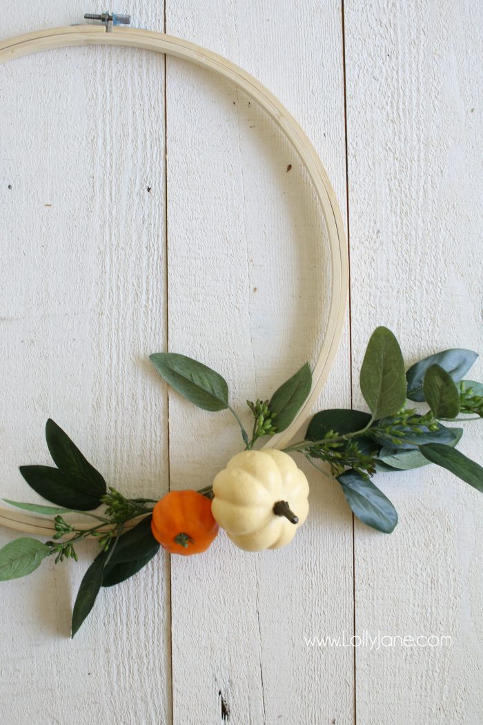 Love this simple fall wreath! Such a cute pumpkin fall embroidery hoop wreath!! Love this easy fall decor idea!