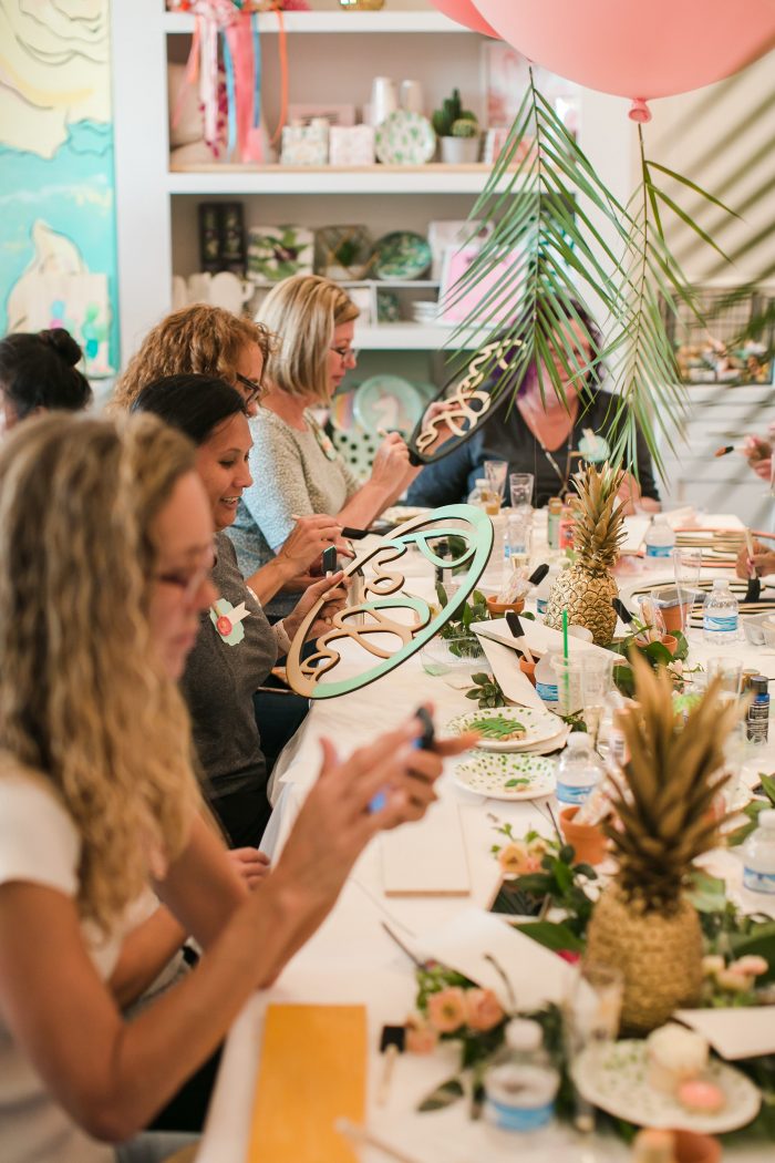 Lolly Jane Queen Bee craft night recap! Such a fun craft night full of cute crafts, yummy desserts, cute decor and an easy dinner. Love this fun craft night girls night out!