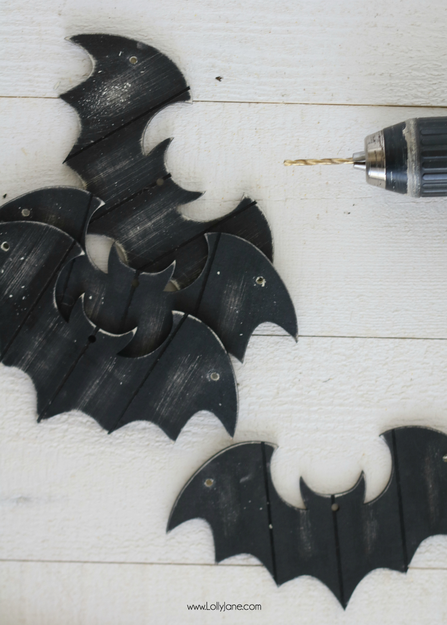 Easy (and versatile) Halloween Garland tutorial, made from bat ornaments! Perfect for spooky mantels, displays, on the porch, or for parties. Very easy kid-friendly craft!